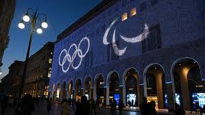 威利·梅斯在其职业生涯中累计获得了 12 座金手套奖，防守与打击同样卓越